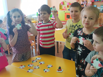 Ребята Д/с 48 ОАО "РЖД" г. Рязани слепили герб своего народа с планеты Квадриус. Наш девиз: "У наших квадратов четыре угла: Ум, Выносливость, Доброта, Красота! "