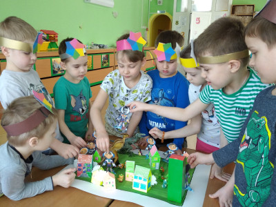 Команда квадроцветиков разучивает жесты приветствия и конструирует Карту Земли КВАДРОЦВЕТИК.