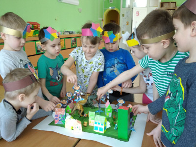 Команда квадроцветиков разучивает жесты приветствия и конструирует Карту Земли КВАДРОЦВЕТИК.