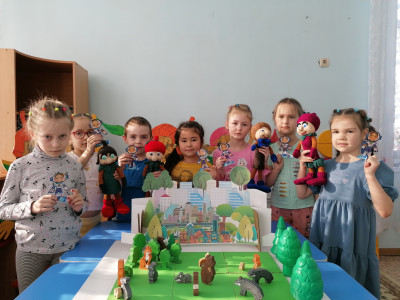 Показываем эколятам квадроЗемлю. Знакомим квадронавтов с эколятами, рассказываем о конкурсе "Здоровье планеты? В моих руках!"