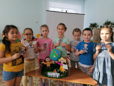Показываем эколятам квадроЗемлю. Знакомим квадронавтов с эколятами, рассказываем о конкурсе "Здоровье планеты? В моих руках!"