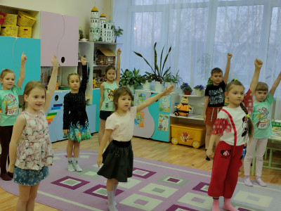  Зелёные ладошки разучивают Шалабамбу и собственный танец