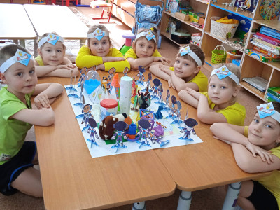 "Золотой ключик", д/сад №57 ОАО "РЖД", г. Смоленск "Квадрогамаюнцы ведут здоровый образ жизни, выбирают себе профессии, заселяют КвадроЗемлю фантастическими существами.