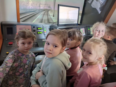 Квадроландцы группы "Азбучка"  детского сада 79 на экскурсии. Изучаем профессии железной дороги вместе с Мастером Профи. 