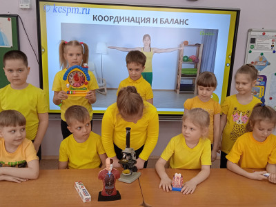"Золотой ключик", д/сад №57 ОАО "РЖД", г. Смоленск "Квадрогамаюнцы после знакомства с принцессой Иммунеллой: режим дня, правильное питание, чистота, прививки. Награды квадронавтов. Игра "Чудесный мешочек".