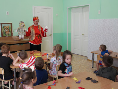 Сегодня в группу Звездочки пришел Петрушка, чтобы рассказать о народных игрушках. Ребята рассказали сказочному герою о своих эколонавтах, которые живут в цифровом мире.