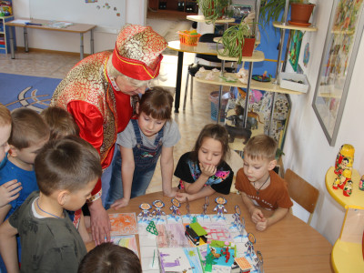 Сегодня в группу Звездочки пришел Петрушка, чтобы рассказать о народных игрушках. Ребята рассказали сказочному герою о своих эколонавтах, которые живут в цифровом мире.