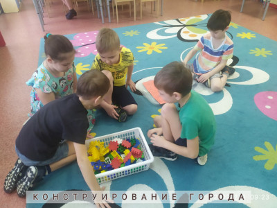 Игра "Конструирование и развитие речи с квадронавтами". Ребята построили город для квадронавтов, комментируя свои действия и употребляя в речи сложные предлоги