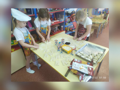 Праздник "Сороки" вместе с квадронавтами - это праздник весны и птиц, которые возвращаются из тёплых краёв. В этот день принято печь жаворонков.