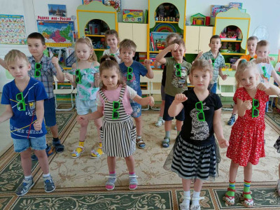 "Квадродрузьяне" принимали участие в конкурсах детского рисунка "Эколята – друзья и защитники Природы!" и"Здоровье Планеты? В Моих Руках!". Разучивают движения Шалабамбы!  