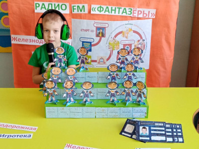 В детском саду №233 ОАО "РЖД" прошло включение квадрорадио "Фантазёры" FM. Мотивационная беседа на дальнейший успешный ход игры. Ди джеи рассказали о качествах своего квадронавта