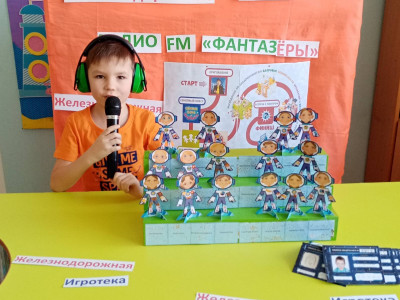 В детском саду №233 ОАО "РЖД" прошло включение квадрорадио "Фантазёры" FM. Мотивационная беседа на дальнейший успешный ход игры. Ди джеи рассказали о качествах своего квадронавта
