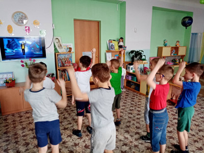 в Детском саду №233 ОАО "РЖД" Культуронавты танец "Шалабамба" изучают, при входе в игру его повторяют! Свои движения у нас - просто класс!  