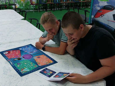 Ребята из старших отрядов заинтересовались настольными играми «Железнодорожной Игротеки»!