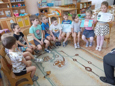 Мы в игре. Создаем нашу землю Мир Куба. Заселяем нашу землю животными и строим дома.