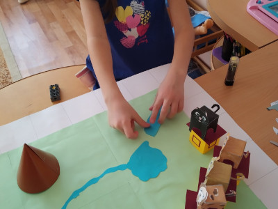 Мы в игре. Создаем нашу землю Мир Куба. Заселяем нашу землю животными и строим дома.
