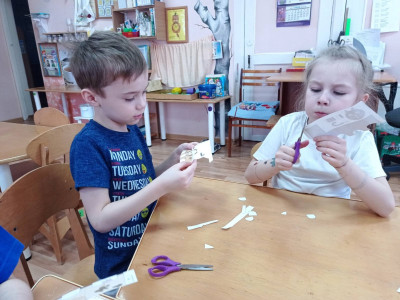 Мы в игре. Создаем нашу землю Мир Куба. Заселяем нашу землю животными и строим дома.